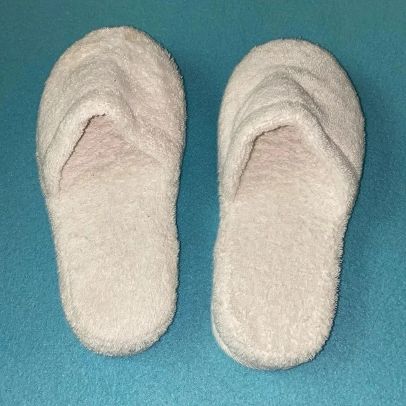Spa slippers slip on comfy cushy fuzzy white rubber non-slip sole NEW size 9 1/2 - Picture 1 of 5